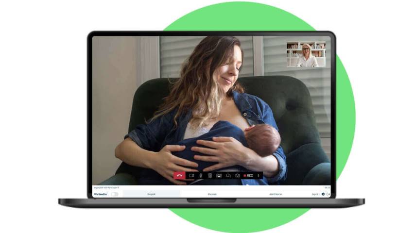 Moeder krijgt borstvoeding instructies via beeldbellen in een mac laptop